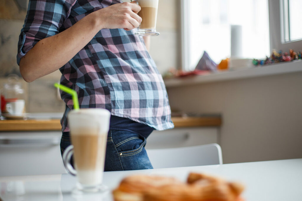 tomas café durante el embarazo